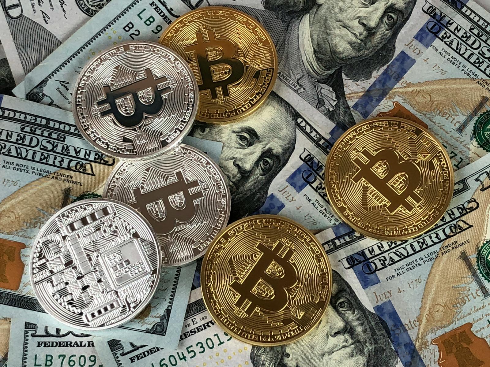 Moeda dourada de Bitcoin sobre teclado, representando criptoativos.