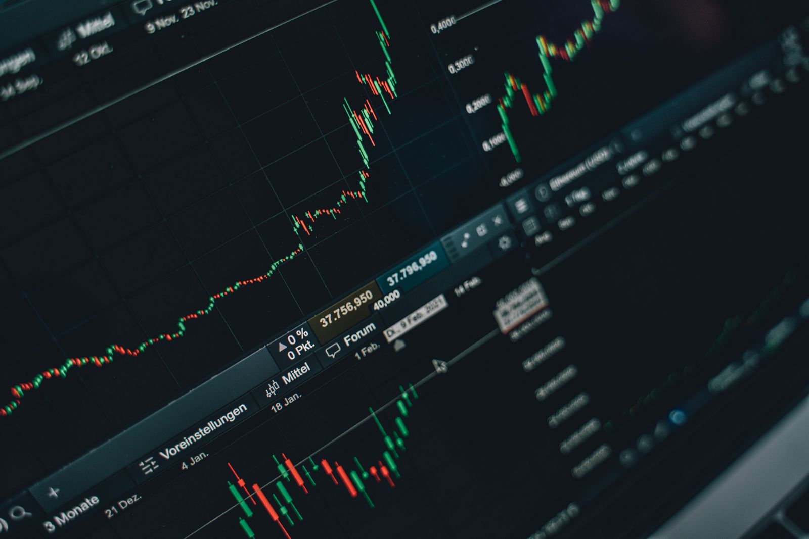 Tela de monitor mostrando gráfico de ações em alta na bolsa de valores.