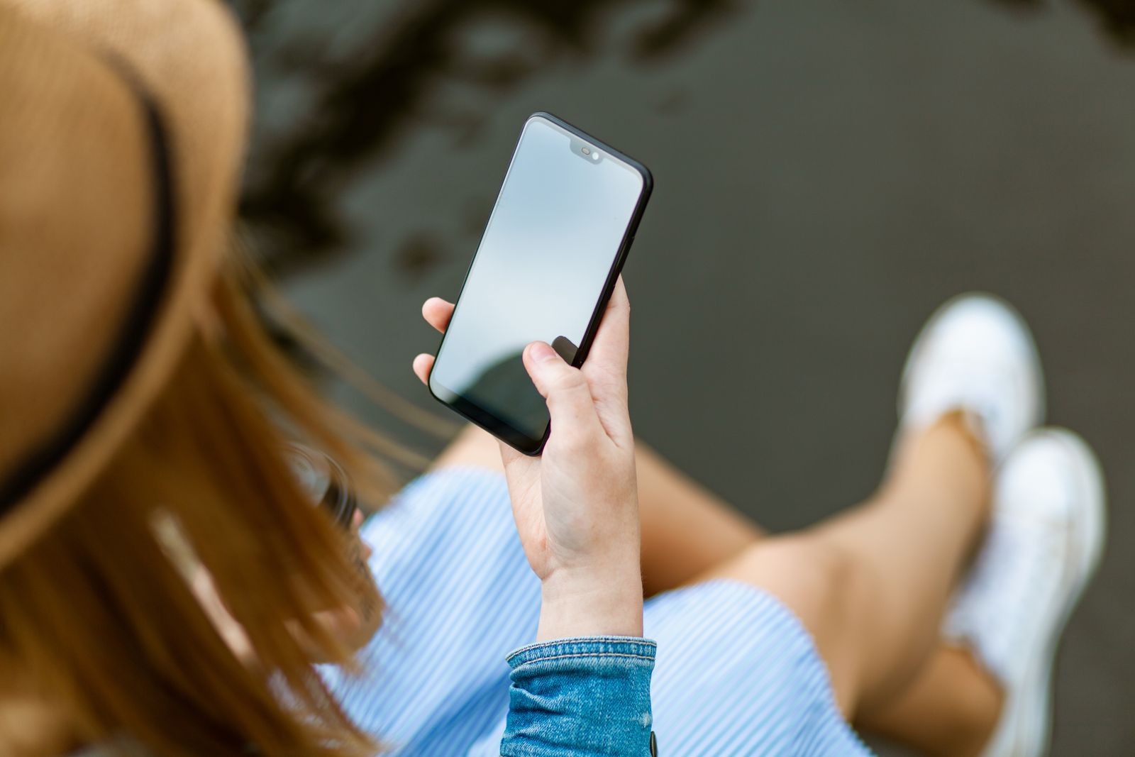 Aplicativo de banco digital sendo usado em smartphone.