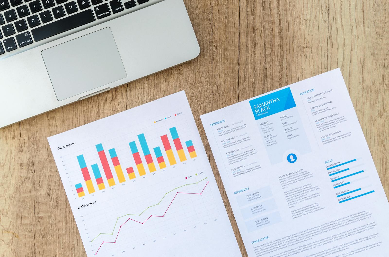 Pessoa analisando gráficos e dados em múltiplos monitores.