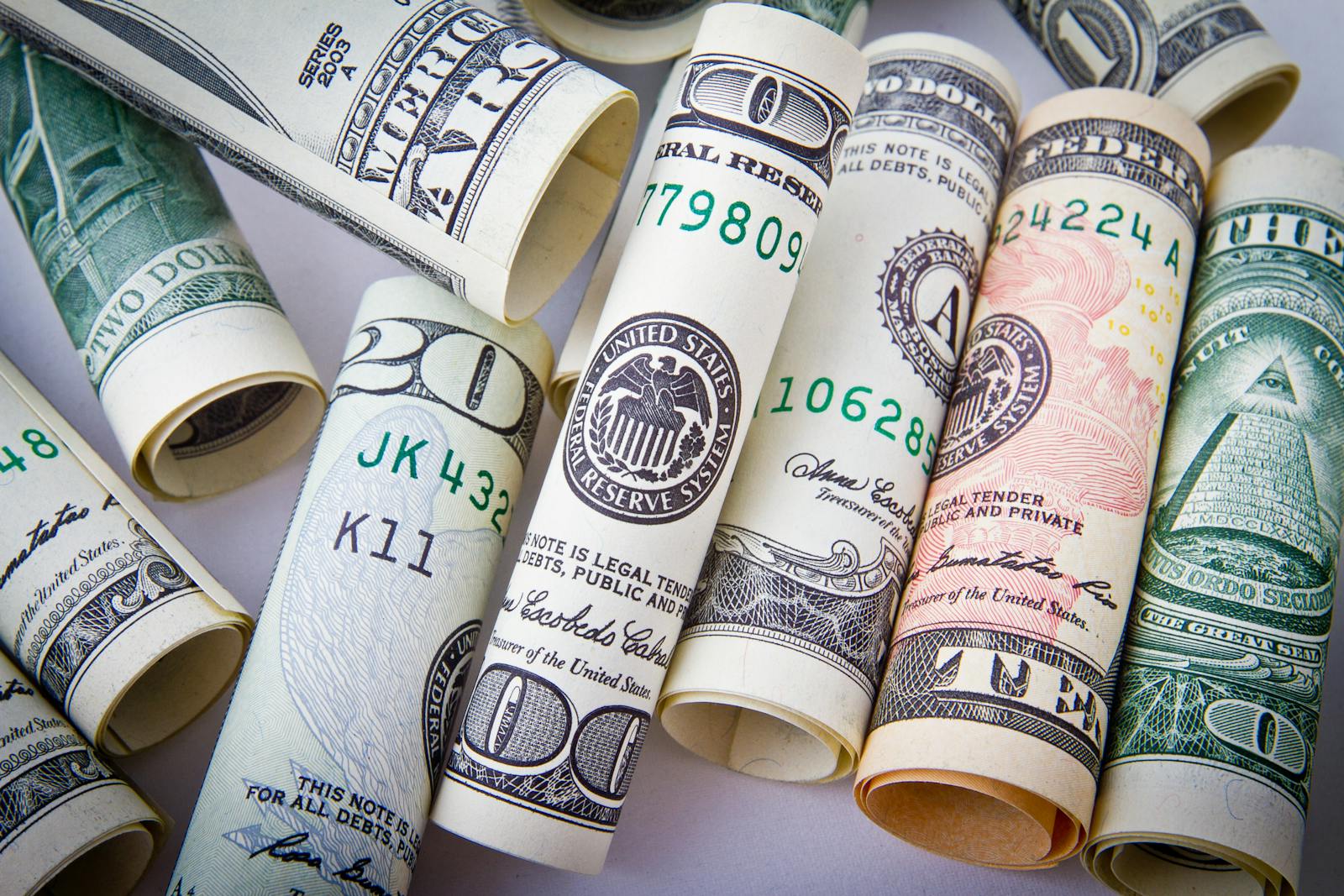 Notas de dólar americano sobre superfície escura, ilustrando o lastro das stablecoins.