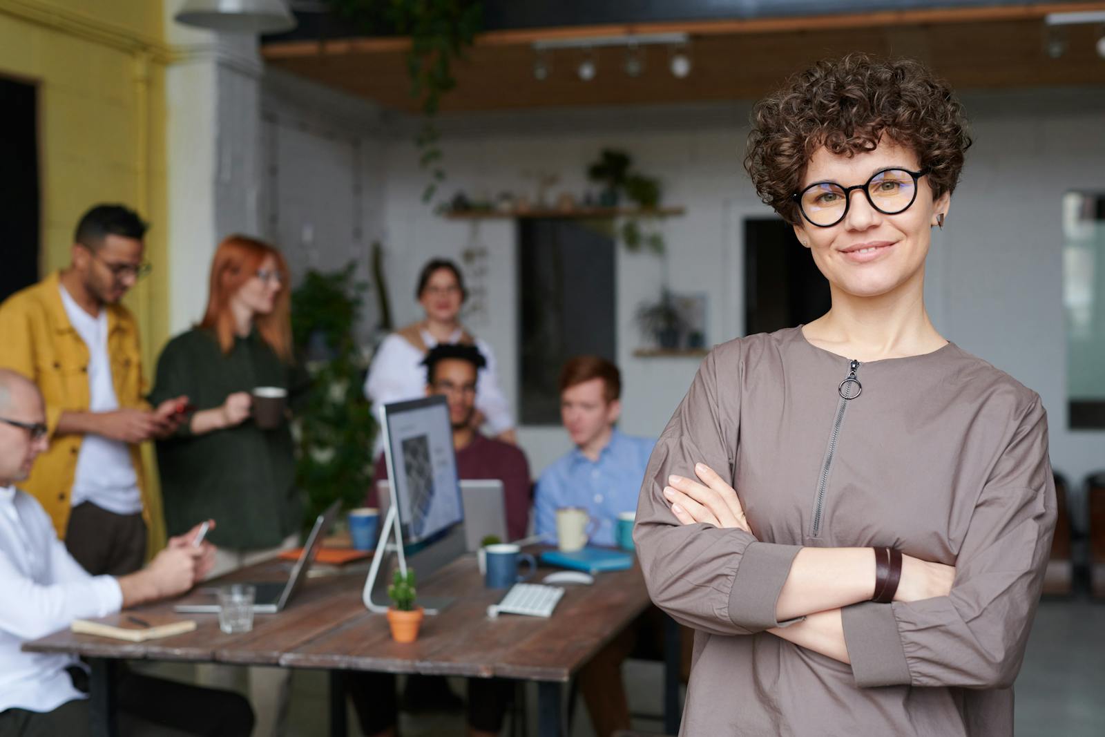 Time de startup discutindo estratégia em escritório aberto.